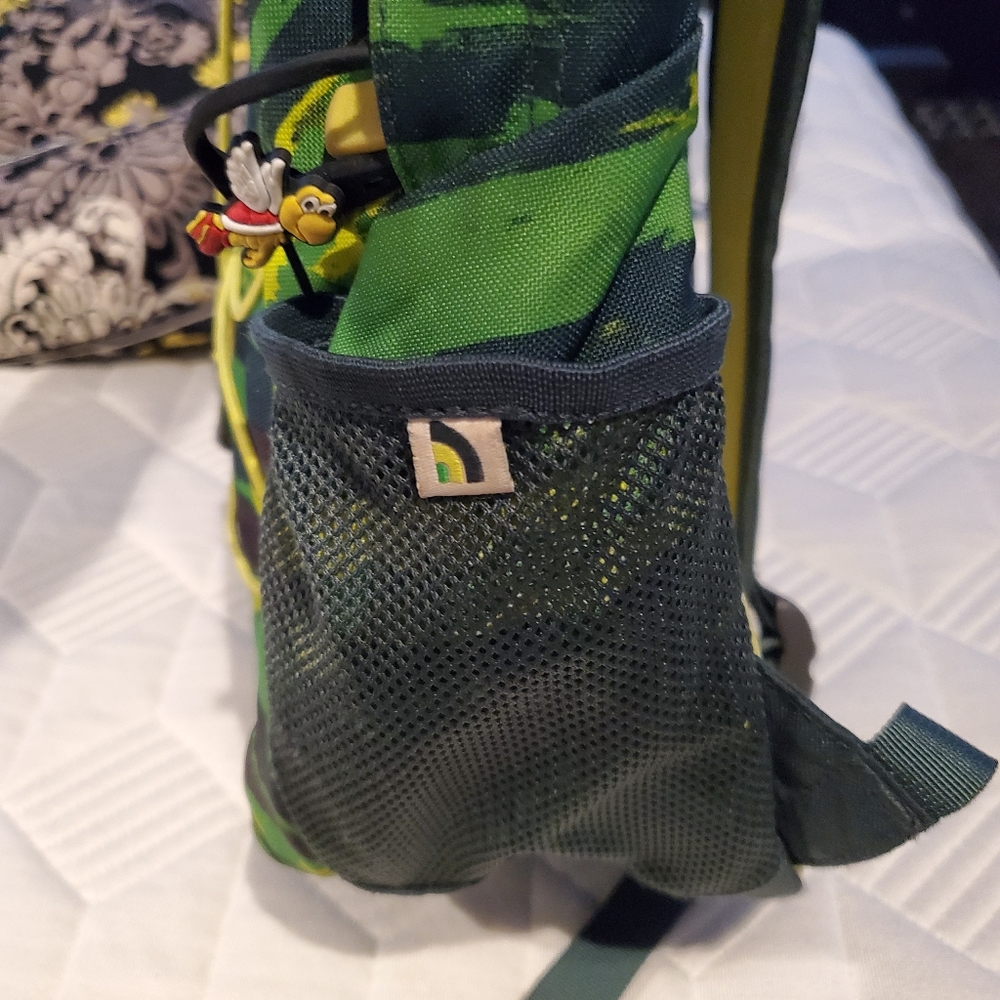 Kids North face happy camper small backpack bungee front and 2 side mesh pockets - Picture 5 of 14